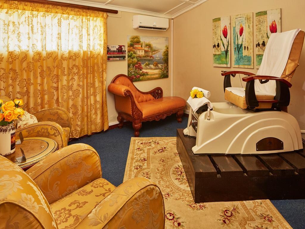 First Group Midlands Saddle And Trout Hotell Mooirivier Exteriör bild